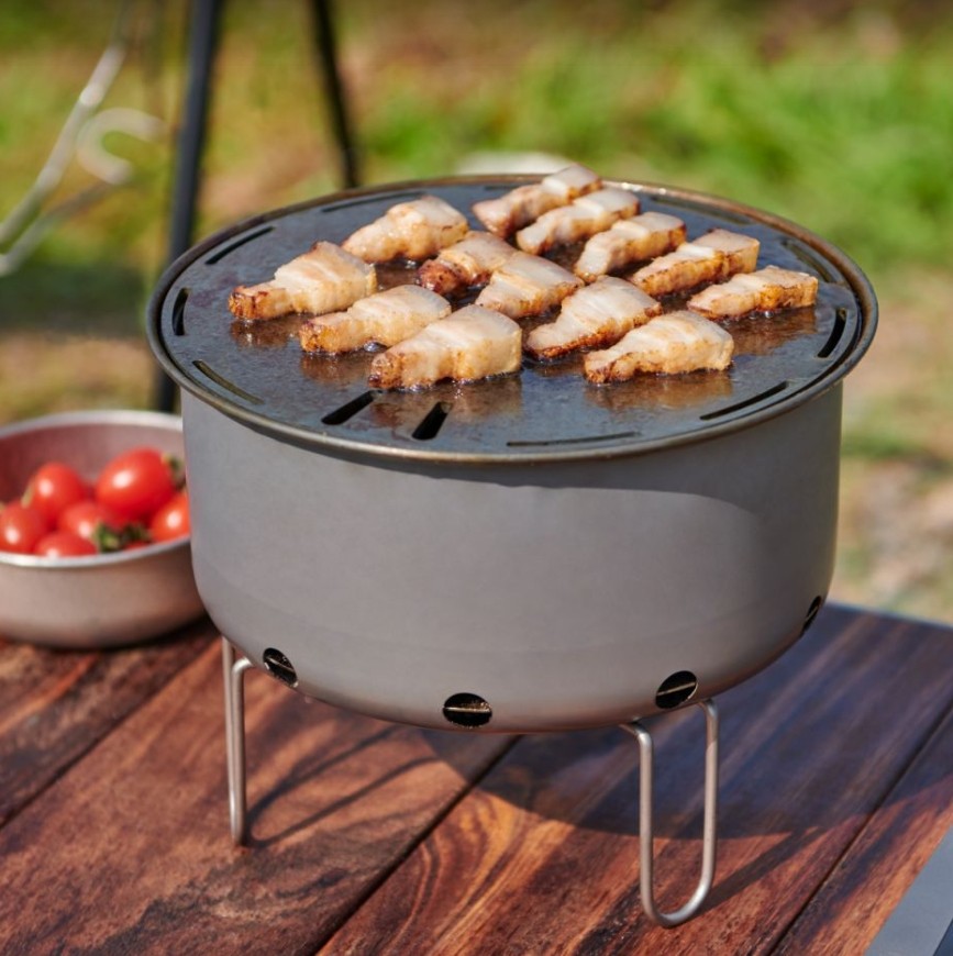 Camping Cooking Table With Windshield - เตาบาร์บีคิวแบบพกพา ไทเทเนียม สำหรับใช้งานกลางแจ้ง แบบพับได้ ทำจากเหล็ก เหมาะสำหรับตั้งแคมป์